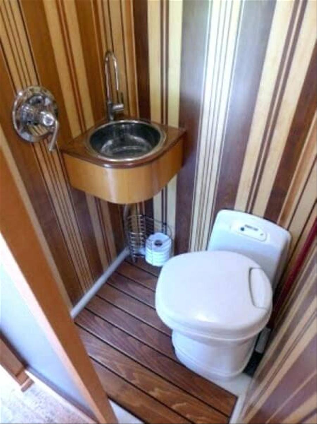 WC et douche combinés dans un camping car