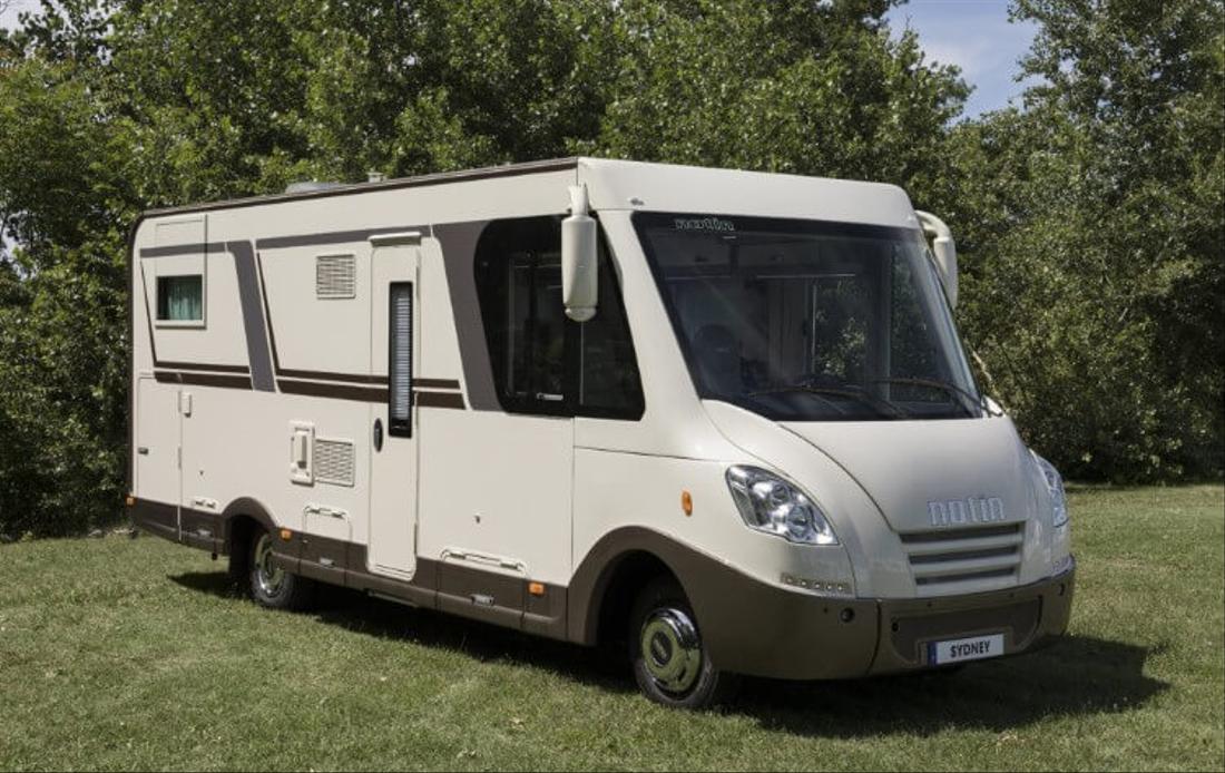 le camping car excel intégral calgary JF Notin dans une clairière