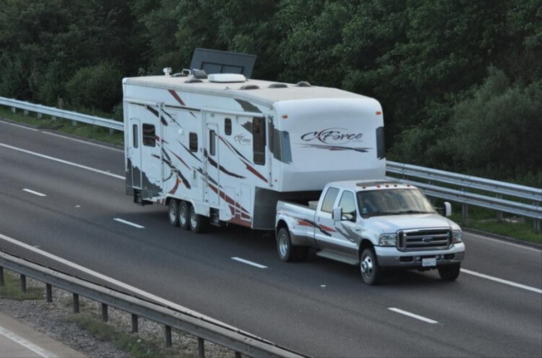 pick-up remorquant une caravane à sellette