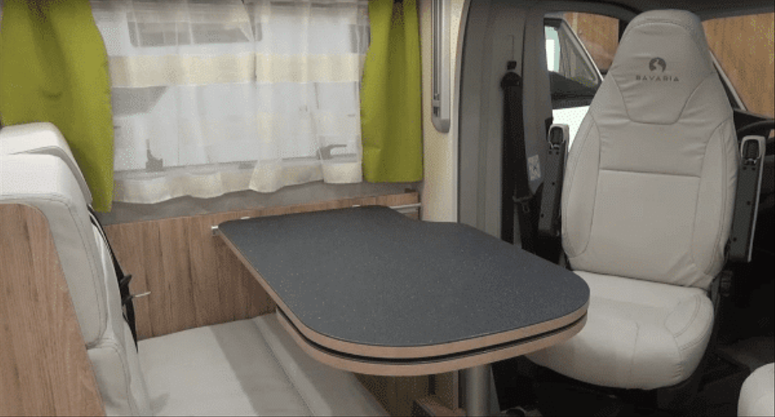 salon face route d'un camping car de luxe