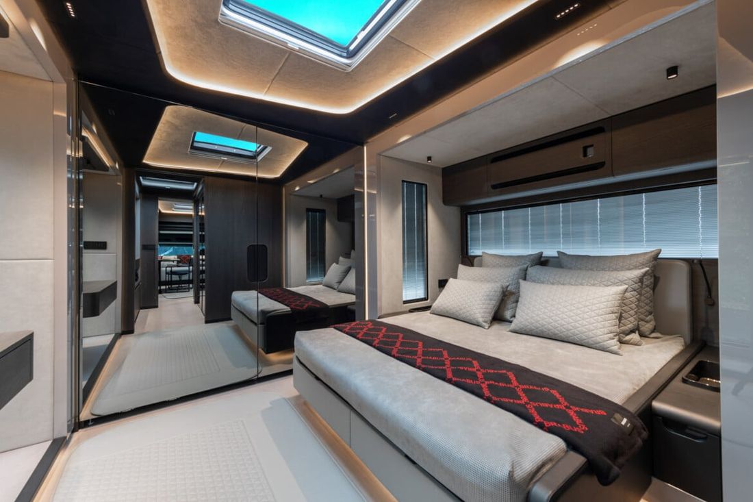 Chambre principale avec lit king-size et sommier électrique dans le Brabus Big Boy 1200 Masterpiece
