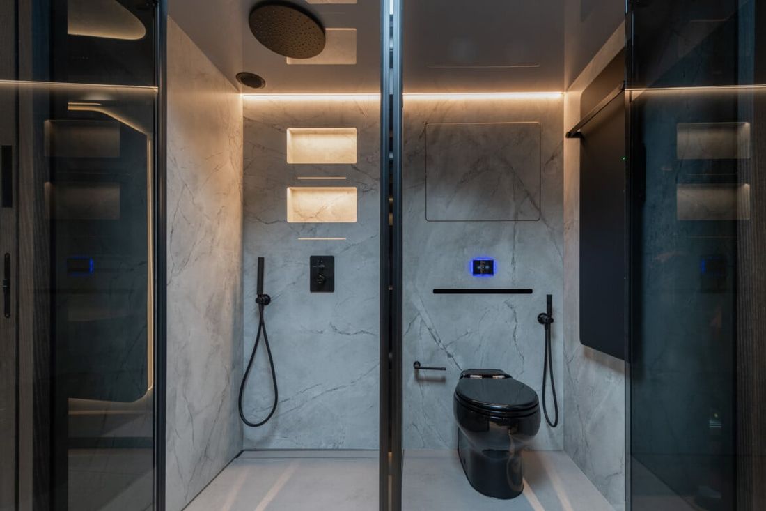 Salle de bain luxueuse avec douche pluie et finitions en pierre du Brabus Big Boy 1200 Masterpiece