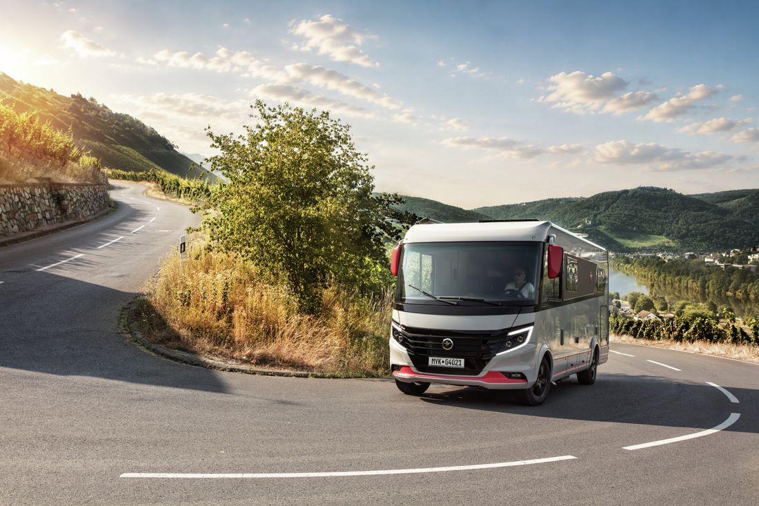 Niesmann+Bischoff iSmove 2027 sur une route au bord des vignobles