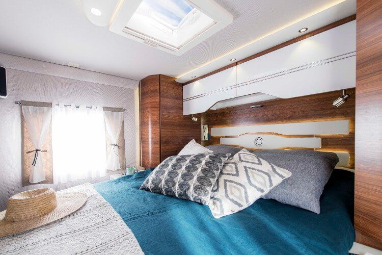 lit central du camping car de luxe LV7 le voyageur
