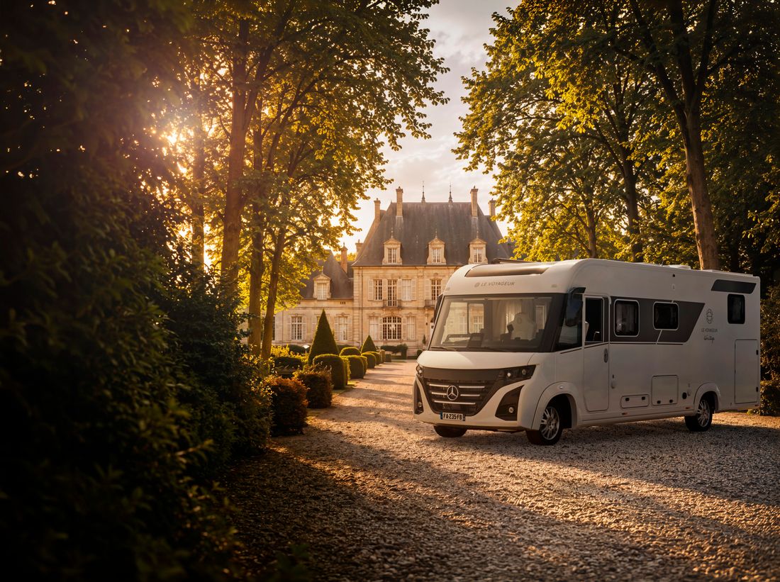 Camping-car Le Voyageur Héritage stationné devant un château