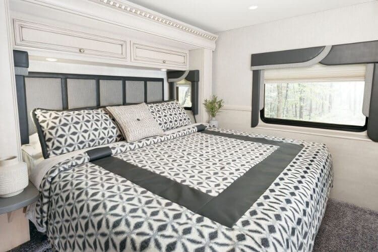 le lit central queen size du bay start sport
