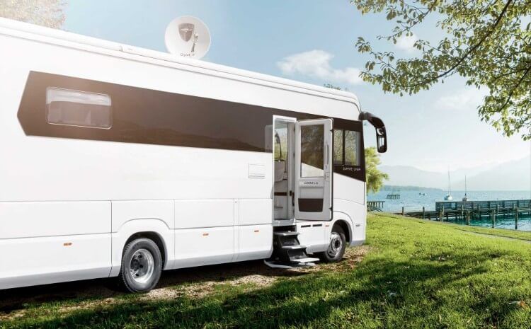 Morelo Empire Liner installé à l'étape près d'un lac