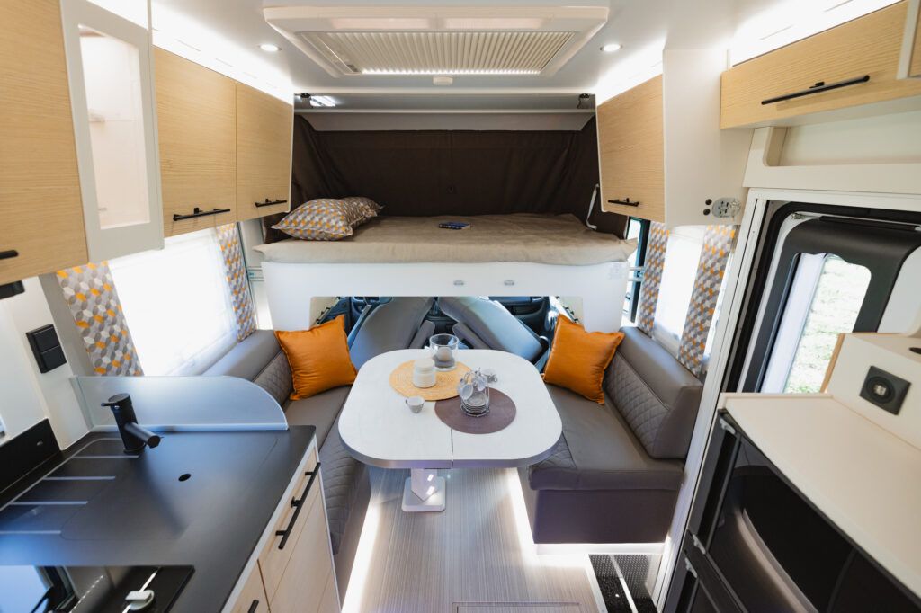 Salon face à face et lit avant abaissé dans un Notin RUBI CF