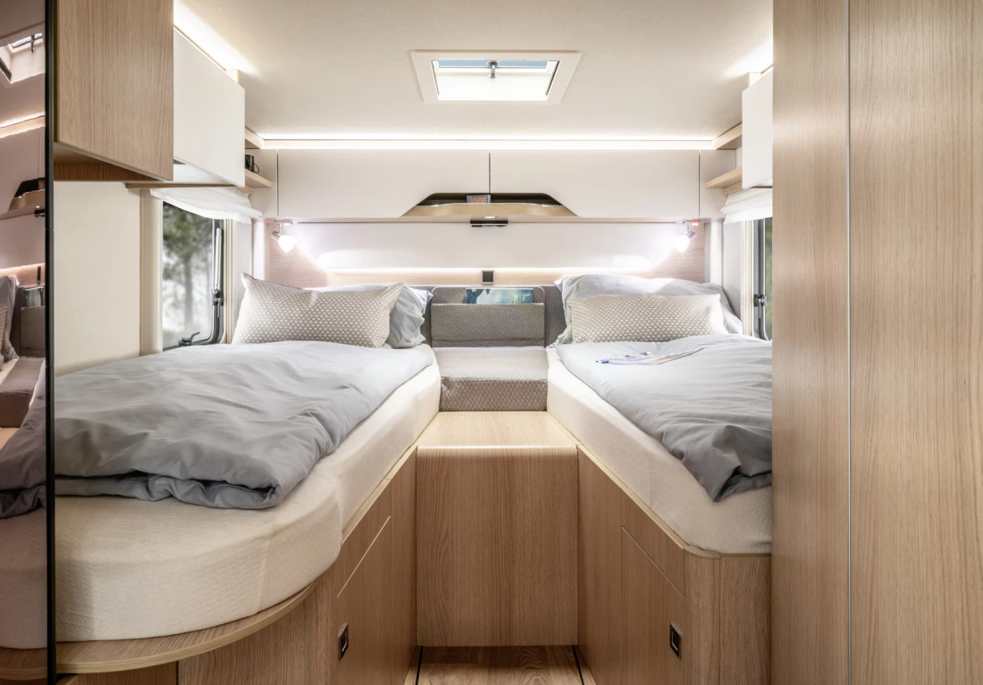 Lits jumeaux avec accès central dans un camping-car HYMER