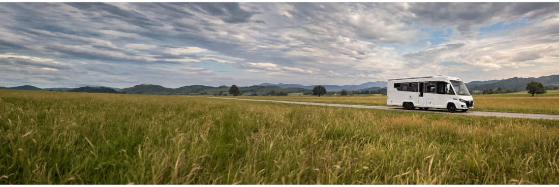Carthago chic e-line I 64 XL QB dans un paysage de prairie