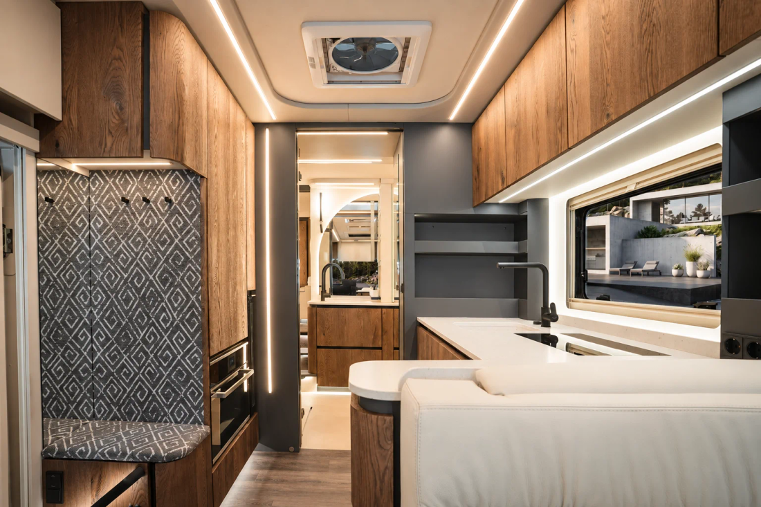 Cuisine du Centurion 2027 avec plan clair, robinet noir et façades en bois sombre