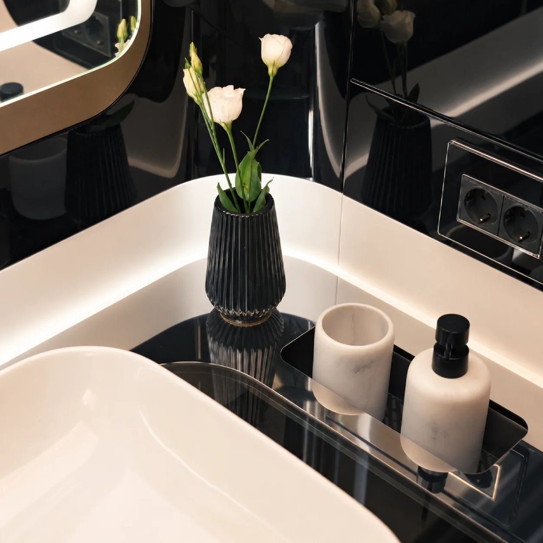 Détail du meuble vasque Dembell avec éclairage, miroir et accessoires sur le plan