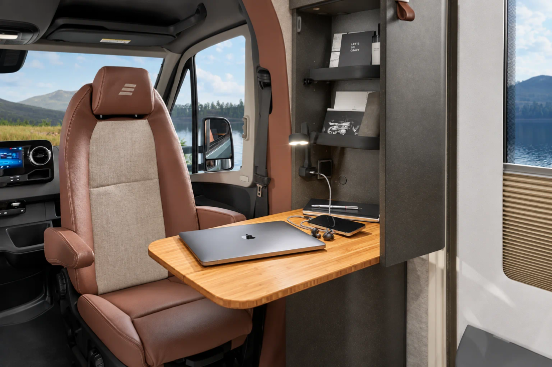 Siège passager du HYMER Venture S tourné vers une tablette de travail avec ordinateur