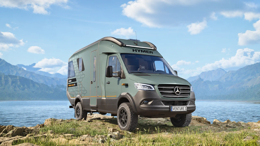Hymer Venture S vu de trois quarts avant, toit fermé, au bord d'un lac de montagne