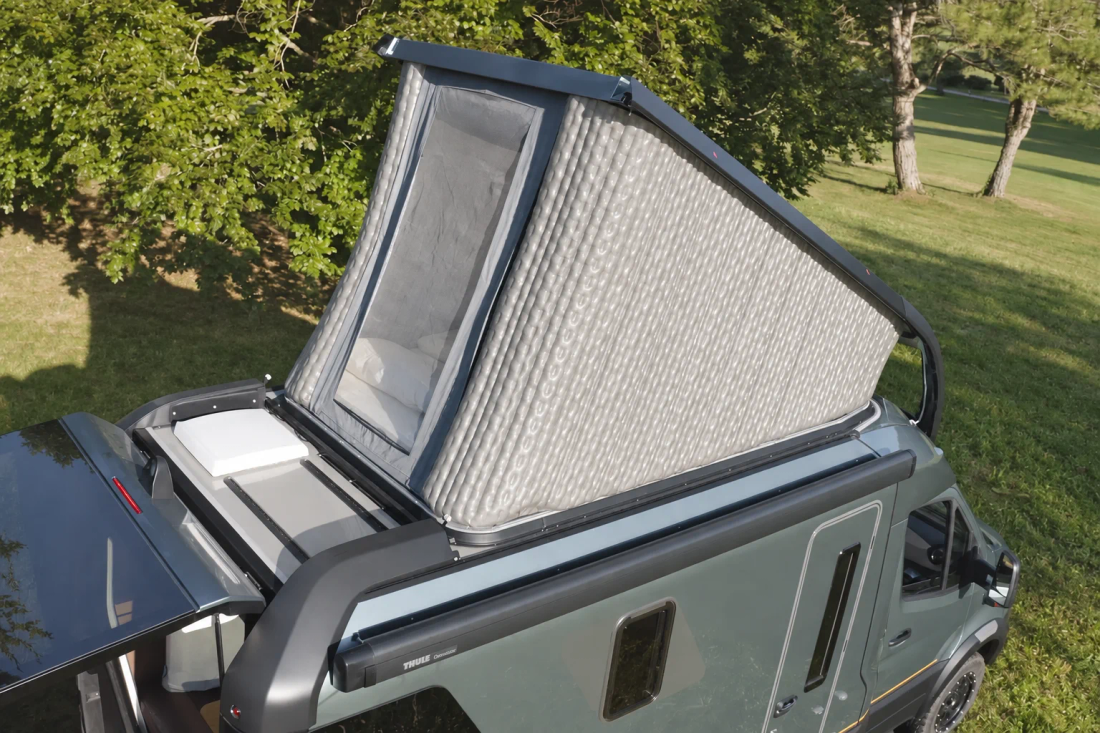Toit pneumatique Instant Loft du HYMER Venture S ouvert au-dessus de la cabine