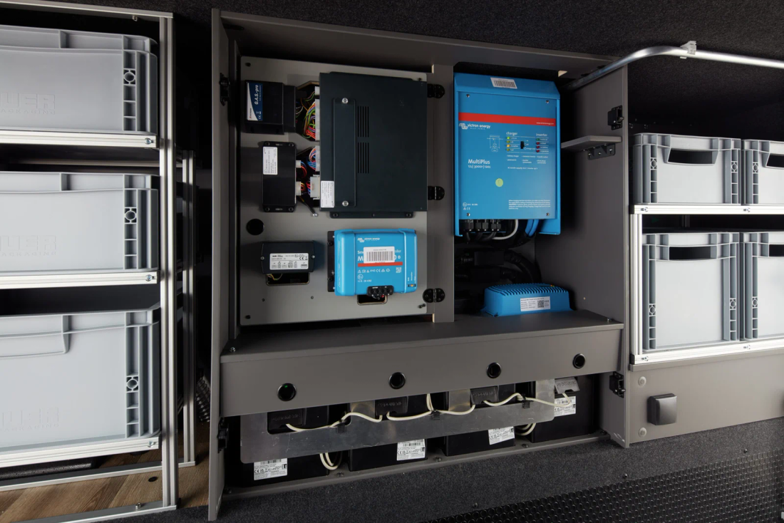 Armoire électrique de l’iSmove 2027 dans la soute avec batteries, appareils et bacs de rangement latéraux
