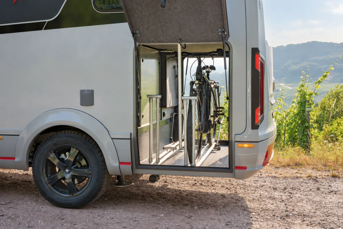 Soute arrière de l’iSmove ouverte avec vélo rangé sur son support