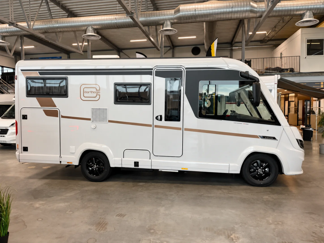 Carthago C2-tourer I 141 KB-LE lightweight sur Mercedes, vu de profil