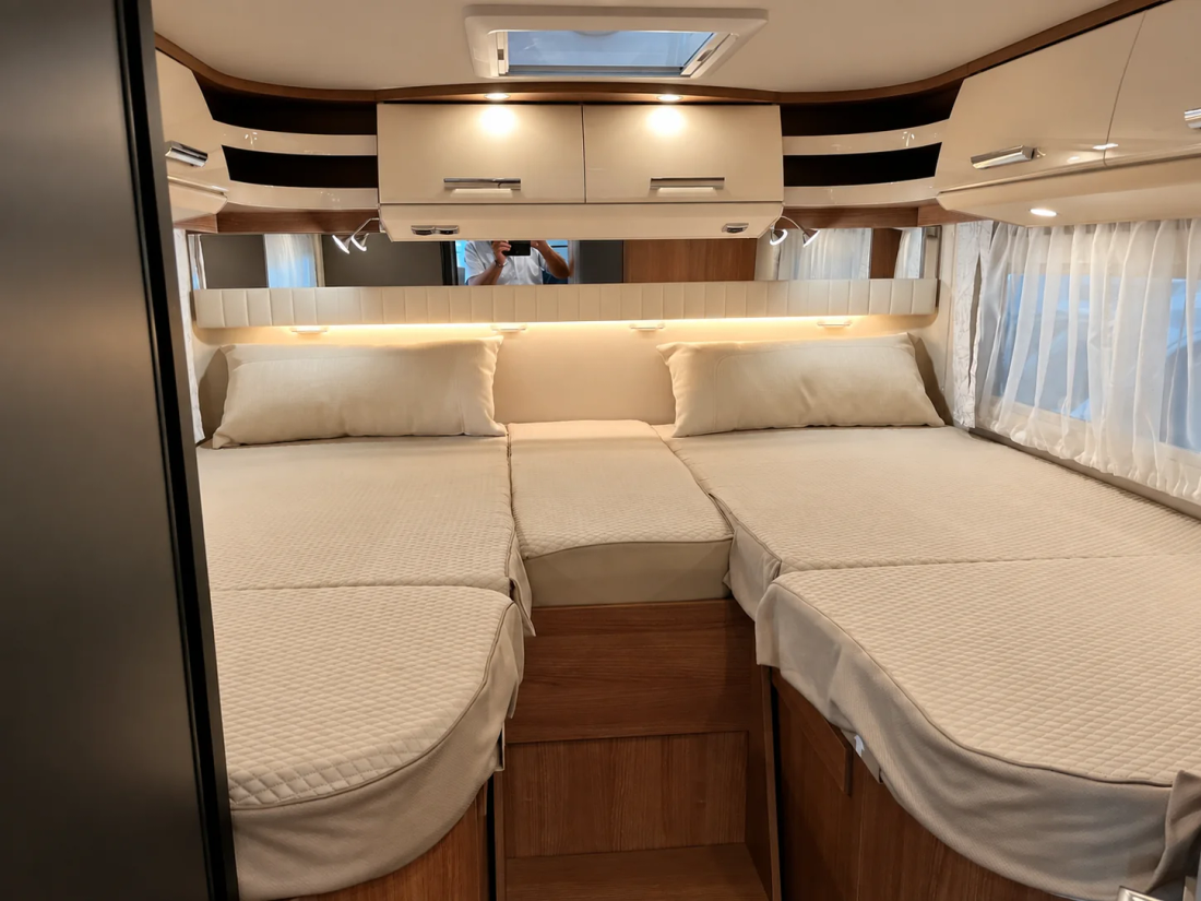 Lits jumeaux arrière du Carthago C2-tourer I 141 avec placards et éclairage indirect