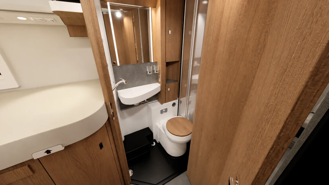 Salle d’eau compacte du Carthago C2-tourer I 141, entre cuisine et chambre