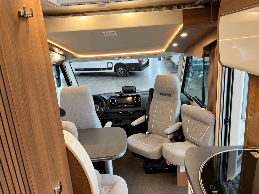 Salon du C2-tourer I 141 avec sièges Mercedes pivotés et banquette autour de la table