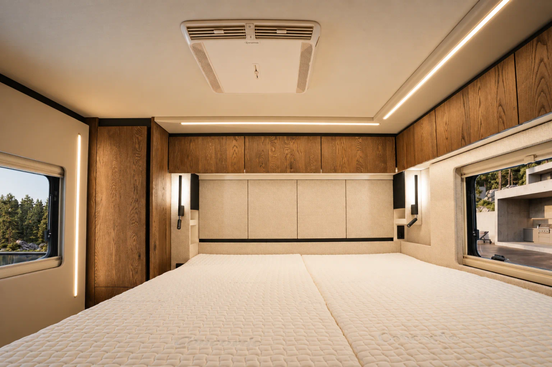 Chambre du Concorde Centurion 2027 avec grand lit, mobilier foncé et éclairage autour de la tête de lit
