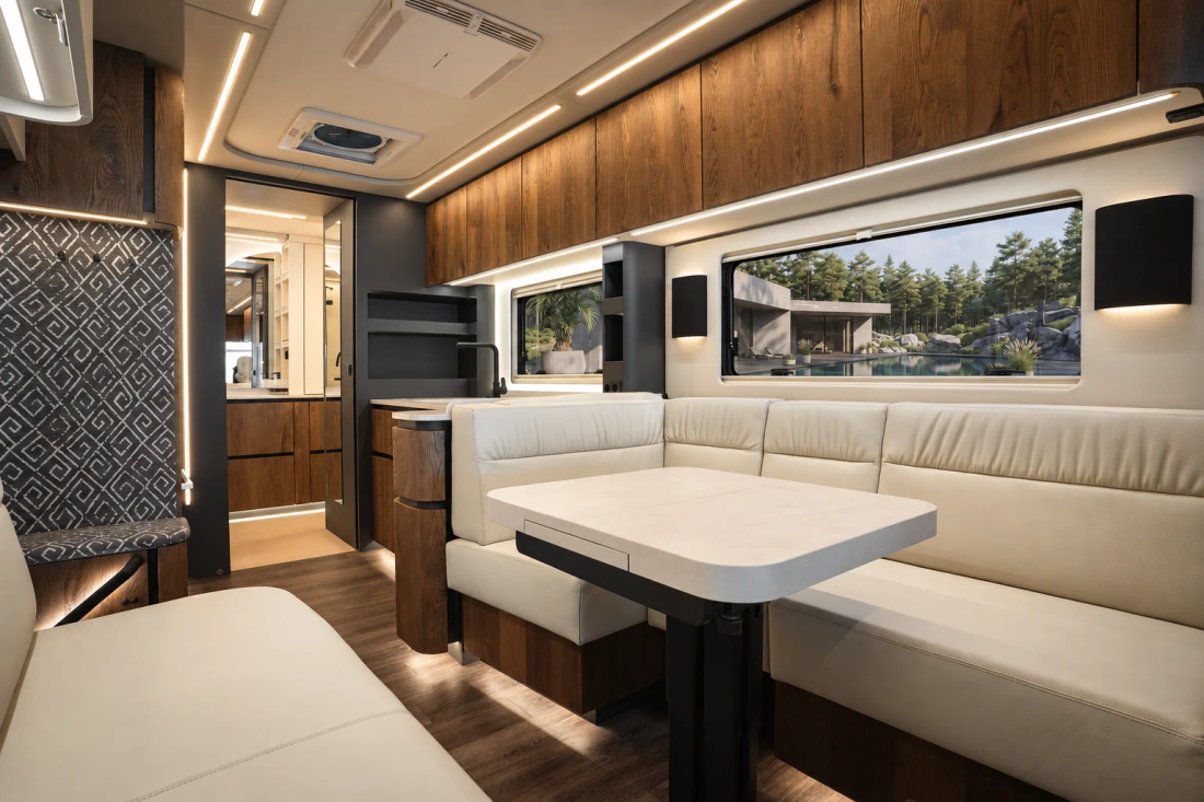 Salon du Concorde Centurion 2027, avec banquette claire en L, table et meubles en bois sombre