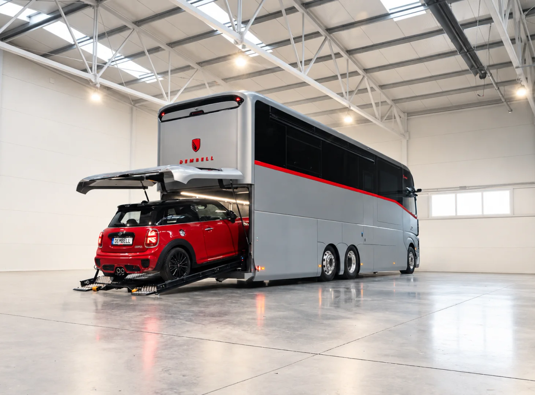 Garage arrière d'un Dembell avec une petite voiture rouge engagée sur la plateforme de chargement
