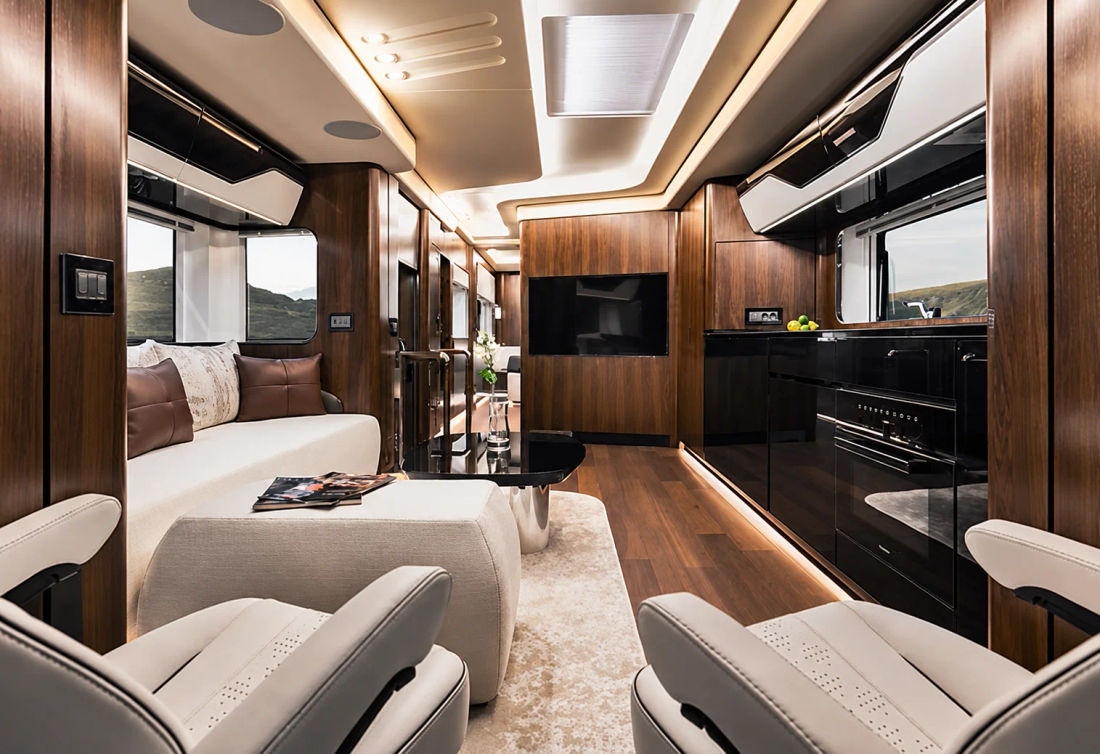 Salon et cuisine d'un Dembell Prime dans l'ambiance Classic, avec mobilier boisé et grandes assises claires