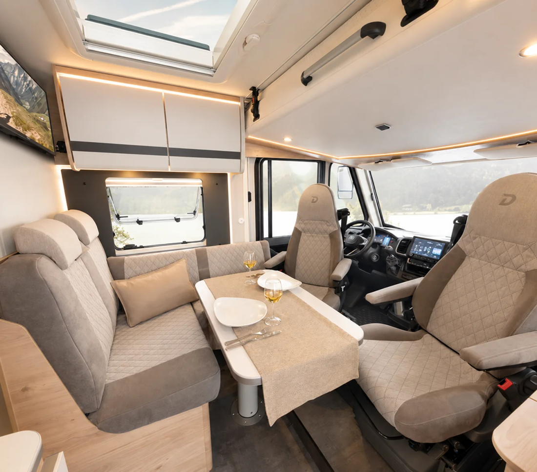 Salon du Dethleffs Globebus Active avec ses fauteuils de cabine et sa sellerie claire
