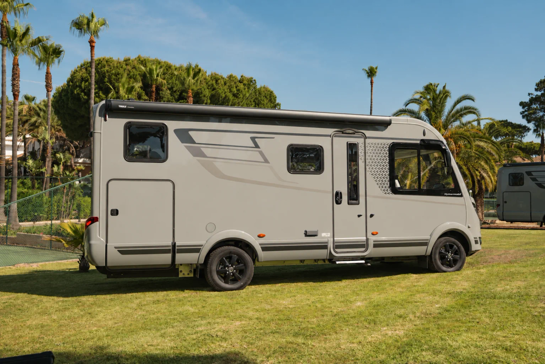 Profil du HYMER B-MC I 580 montrant la porte cellule, la chambre arrière et l'accès à la soute