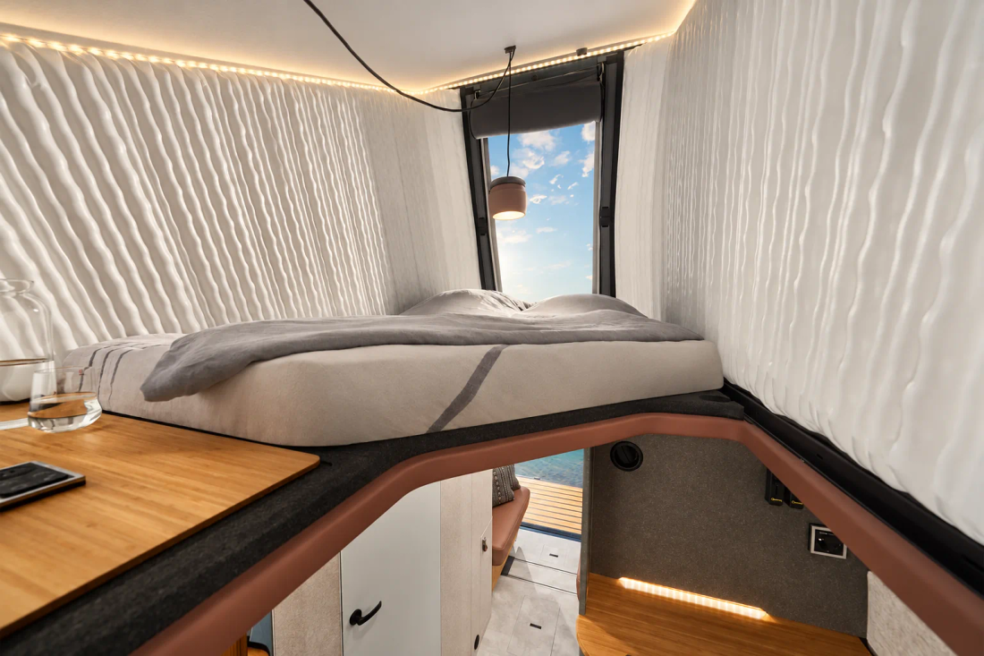 Chambre Instant Loft du HYMER Venture S, avec couchage double et fenêtres dans le toit pneumatique