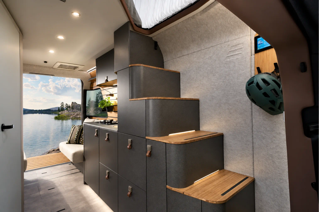 Escalier du HYMER Venture S avec marches éclairées, rangements et perspective vers le salon arrière