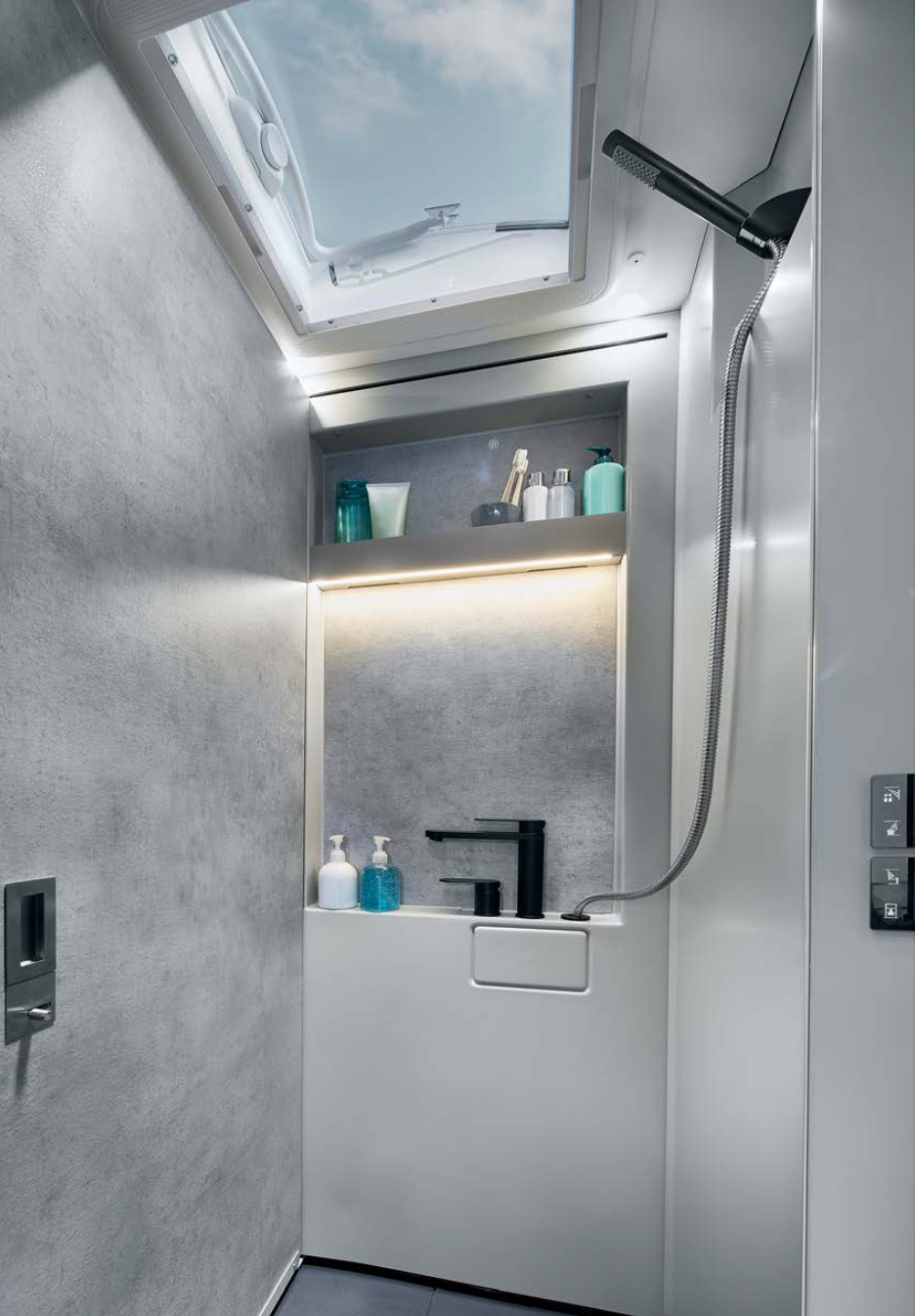 Salle d'eau modulable de l'iSmove avec sa douche et sa paroi coulissante