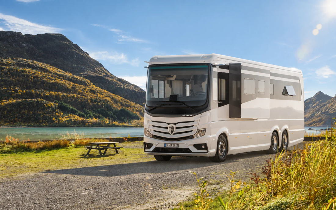MORELO Grand Empire 26 T installé au bord de l’eau avec son extension latérale déployée