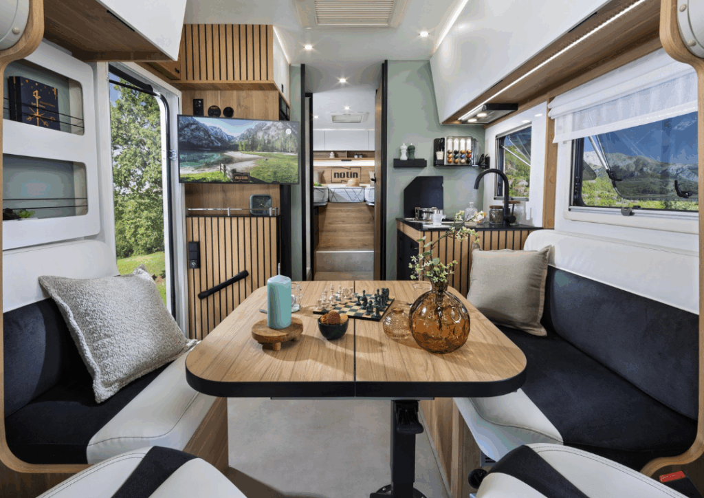 Salon et cuisine d'un camping-car Notin Envol de la collection 2027