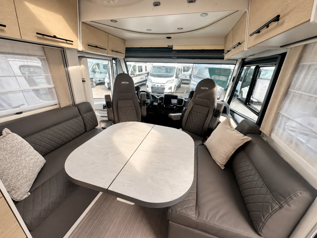 Salon face-à-face du Notin Rubi CF avec deux banquettes et une table repliable