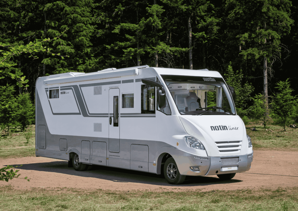 Notinliner 940 GJL vu de trois quarts avant