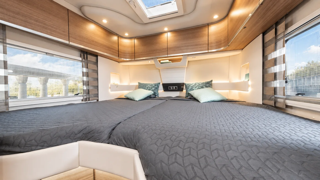 Chambre du Concorde Charisma avec ses deux lits longitudinaux