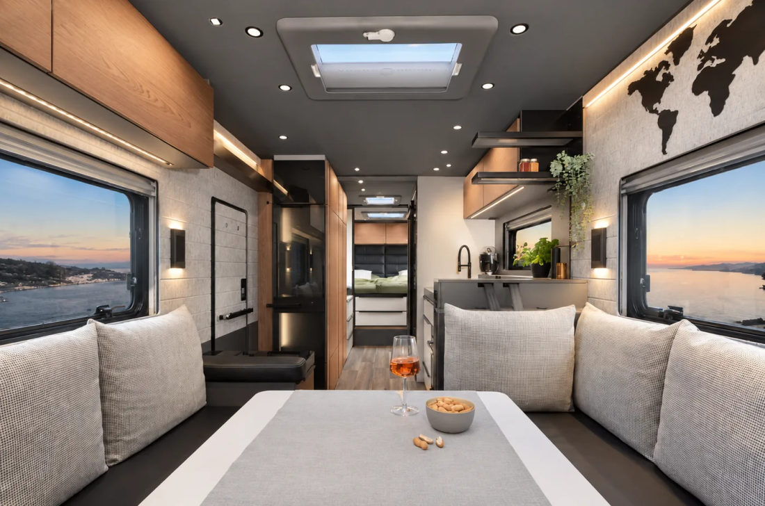 Salon lumineux du Flair avec ses grandes baies et ses assises claires