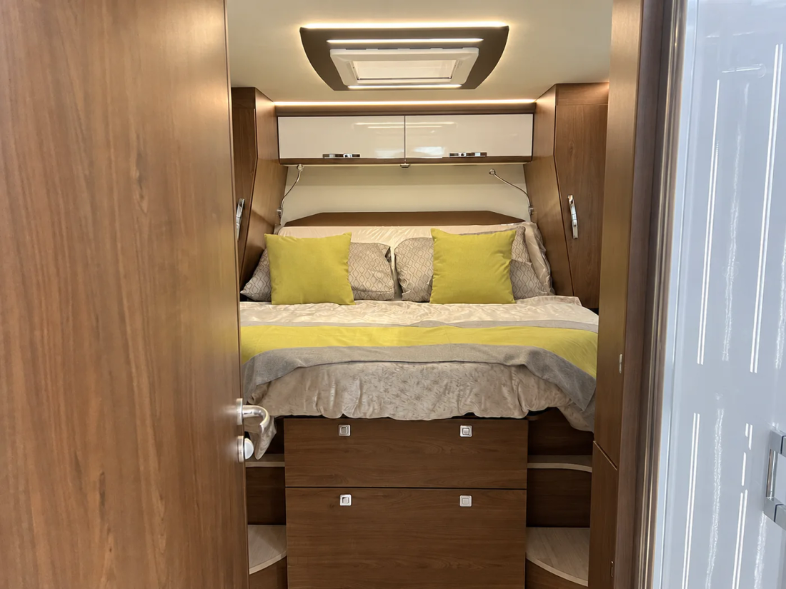 Chambre arrière du Frankia Platin I 8400 QD avec son lit double transversal