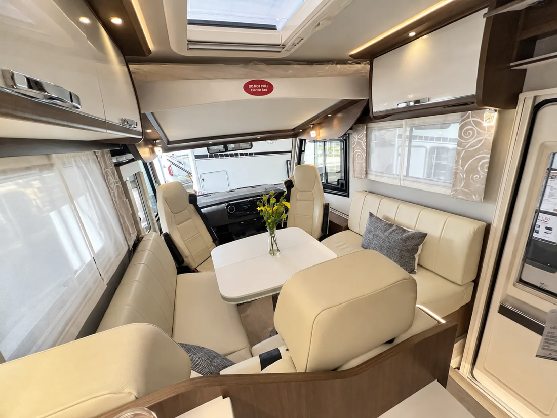Salon du Frankia Platin I 8400 QD avec ses banquettes et ses sièges de cabine