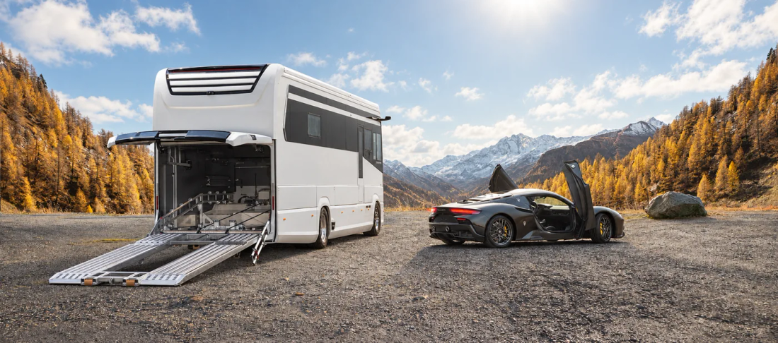 Arrière du MORELO Grand Empire avec garage ouvert et voiture sportive à côté du camping-car