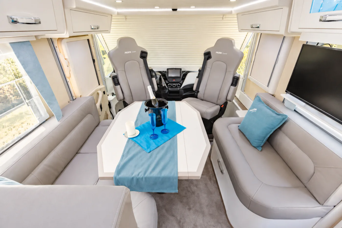Salon du Notin Liner 940G avec ses assises claires