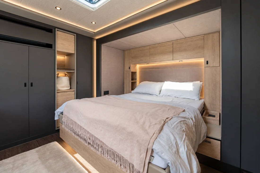 Chambre du STX Scania 403 avec son lit double et ses meubles en bois clair