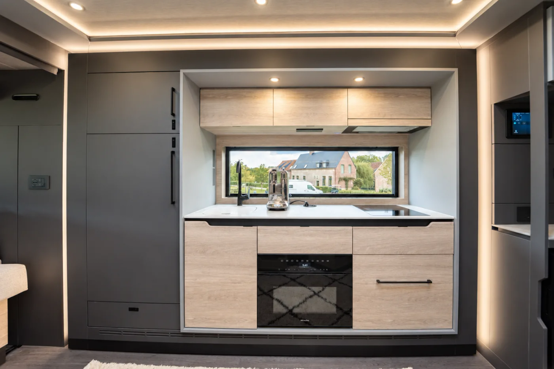 Cuisine du STX Scania 403 avec son plan de travail sous la fenêtre