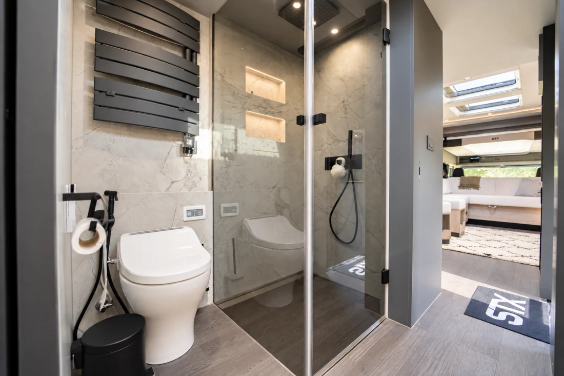Salle de bain du STX Scania 403 avec sa douche vitrée