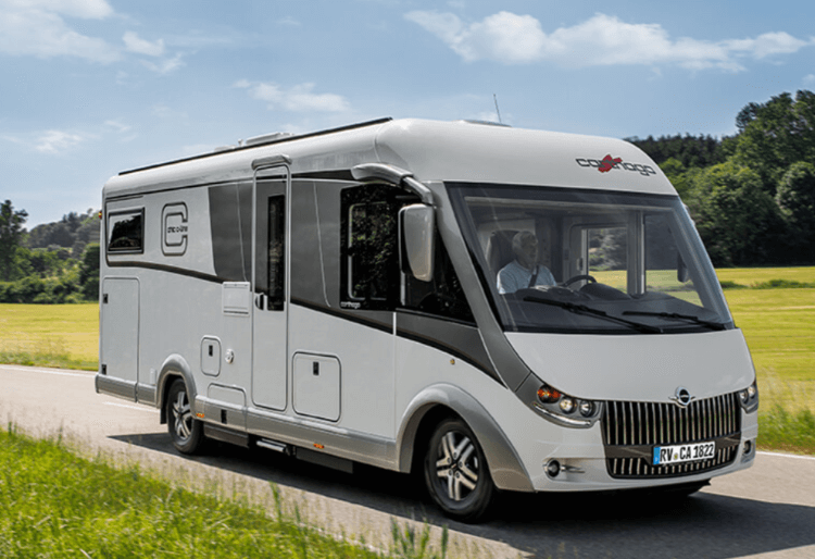 Carthago C-Line camping car de luxe sur la route